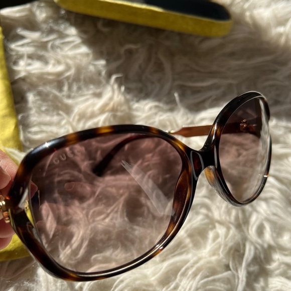 Selling brand authentic Gucci sunglasses, with case and pouch - Picture 3 of 8